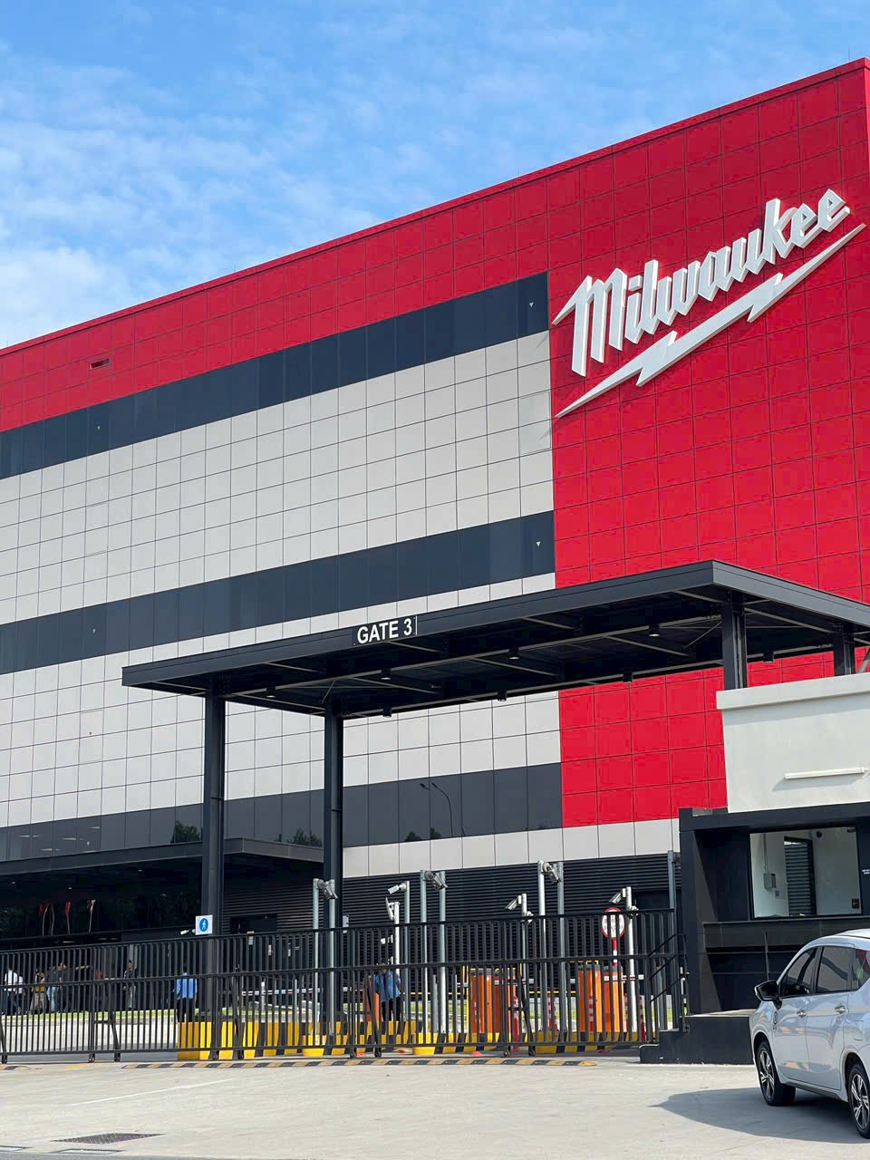 vieclamtphcm tuyển dụng Nhân viên lắp ráp thiết bị điện không dây như máy cắt cỏ , máy khoan …..